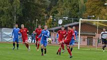 FK Tachov (v červeném) - Sokol Stráž (v modrém) 6:0 (2:0).