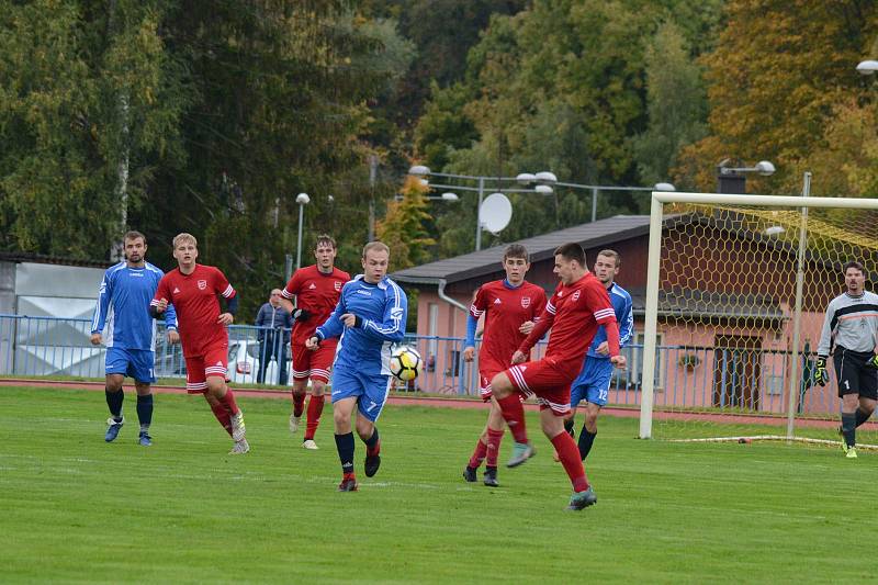 FK Tachov (v červeném) - Sokol Stráž (v modrém) 6:0 (2:0).