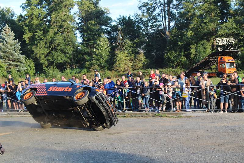 Kaskadéři řádili na autech i s motorkami