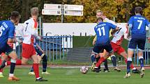 Fotbalisté FK Tachov (na snímku fotbalisté v modrých dresech).