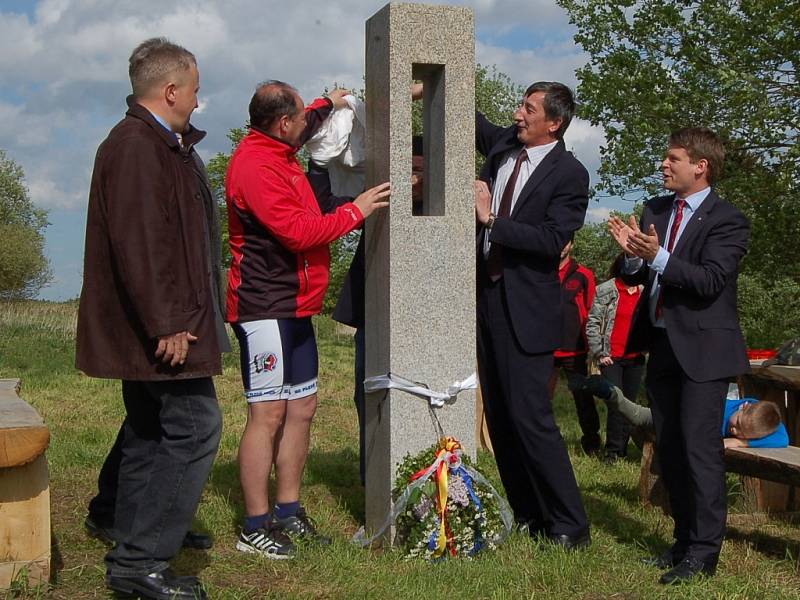 U Pavlova Studence odhalily spolky žulový symbol přímo na hranici s Německem.