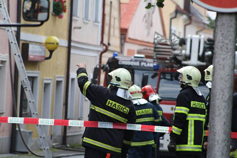 Požár střechy pekárny v Plané