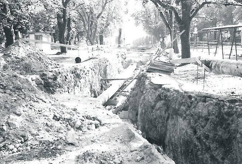 Snímek z roku 1985. Fotograf na něm zachytil bývalou Gottwaldovu ulici (Dnes T.G. Masaryka) v době, kdy byla zcela rozkopána. Dělali zde tehdy vodu a potrubí vedlo až na Rapotín. 