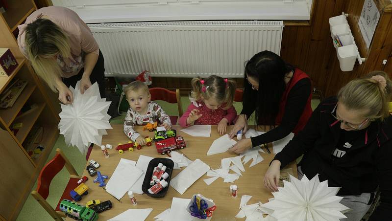 Mateřinka v Halži pozvala rodiče s dětmi, ale také veřejnost, do své druhé třídy na Vánoční dílničky.