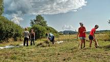 Dobrovolníci z devíti zemí celého světa sekají louky v Českém lese a bydlí v tee-pee