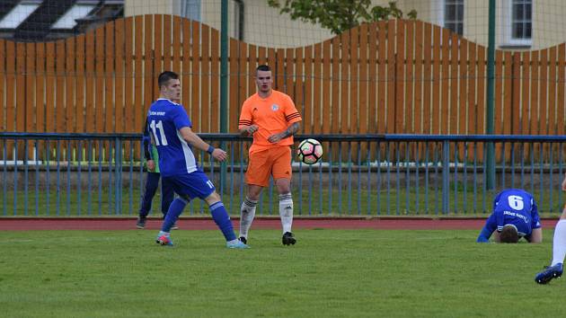 Patrik Vyleta (vlevo z utkání proti Hořovicku) našel střeleckou mušku, v Jindřichově Hradci a vstřelil domácím hattrick.