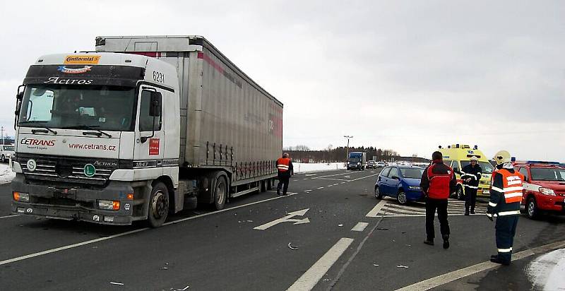 Řidič osobního vozu Fiat Punto jel od Tachova na Stříbro a nedal přednost kamionu, který jel po hlavní silnici na dálniční sjezd.