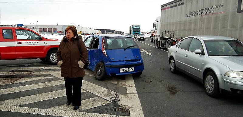 Řidič osobního vozu Fiat Punto jel od Tachova na Stříbro a nedal přednost kamionu, který jel po hlavní silnici na dálniční sjezd.