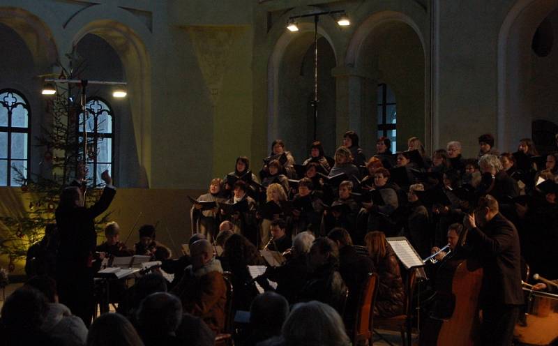 Pěvecký sbor Čerchovan a komorní orchestr Musica Tusta z Domažlic v jízdárně ve Světcích.
