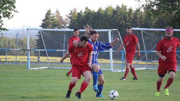 Domácí hříšník Roman Průcha (v modrém) byl vyloučen deset minut před koncem utkání 24. kola TaNET Okresního přeboru ve fotbale Kostelec – Konstantinovy Lázně za urážku rozhodčího Jaroslava Majerčíka. Podle sudího ho třiačtyřicetiletý kostelecký matador př