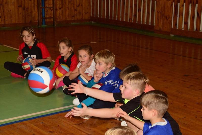 Malí volejbalisté prožili hravou a strašidelnou Noc v tělocvičně.