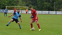 FK Tachov (červené dresy) doma zvítězil nad Českým lvem Union Beroun (modré dresy) 5:0.