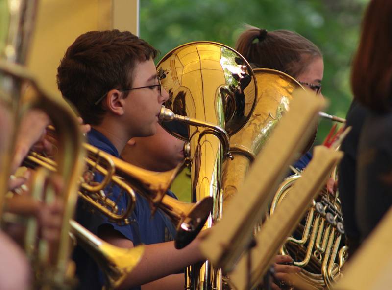 O závěrečný koncert se postarala Juvenka a Frajara Putika