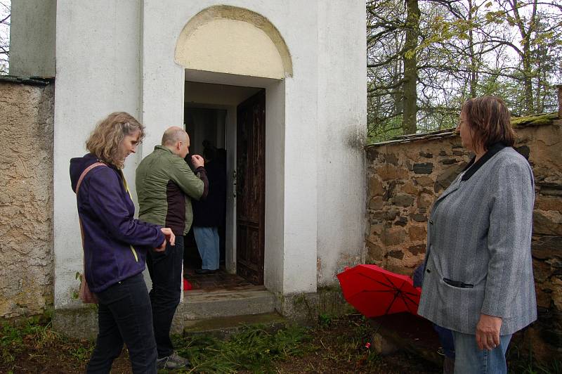 Olbramov slavil Pouť sv. Jana z Nepomuku mší v kapličce i kulturním programem na návsi.