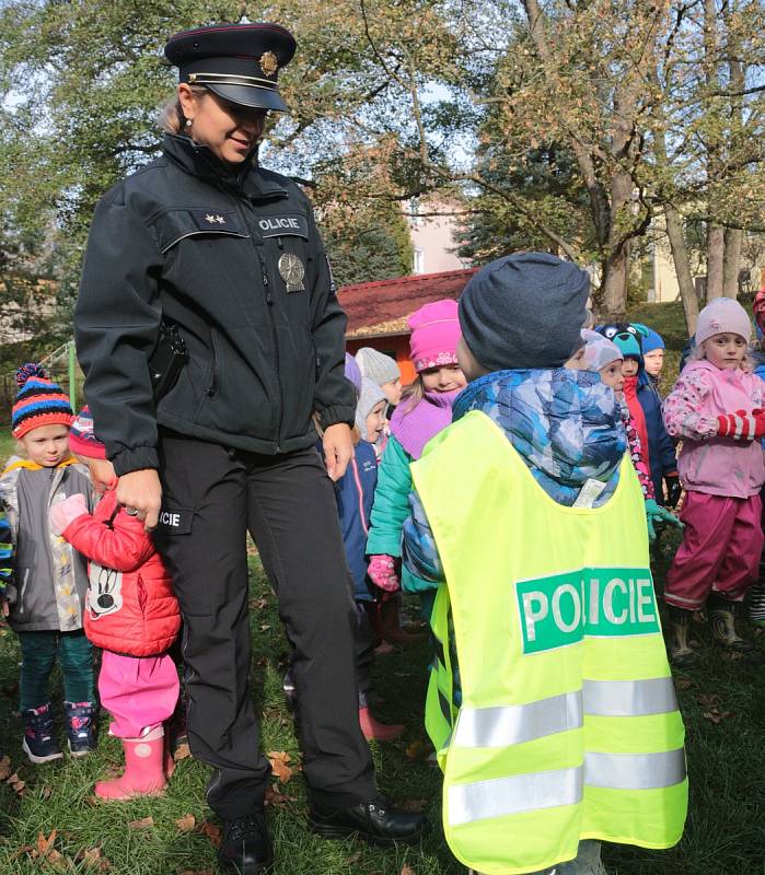 Předškoláky i děti dalších tříd navštívila policie a vyprávěla jim, jak se mají chovat na ulici ale také například doma, když jsou samy.