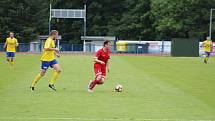 Fotbalisté třetiligového Tachova (v červených dresech) doma přehráli své soupeře z Písku 4:2.