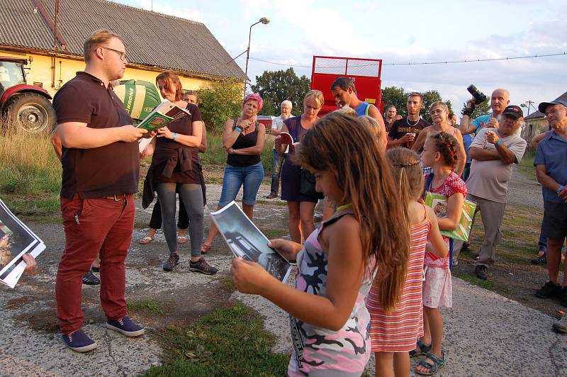 PROHLÍDKA  okolí zámku v Cebivi , interiéry si návštěvníci prohlídli na fotografiích