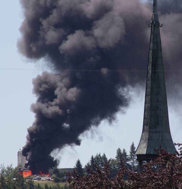 Během pondělního odpoledne došlo nad Tachovem v prostorách jedné z firem k požáru