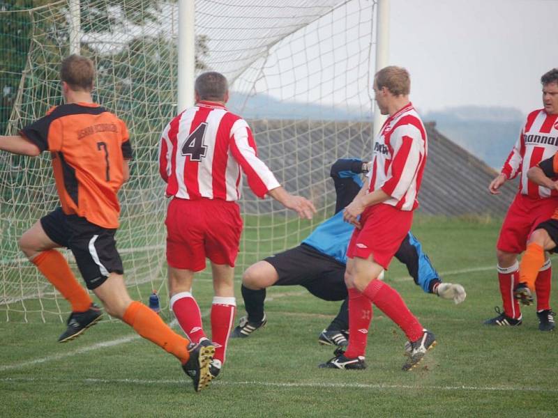 Fotbal–1. A třída: J. Bezdružice – Sokol Blovice 1:2 (0:1, Gengel – Žežula, Soukup) 