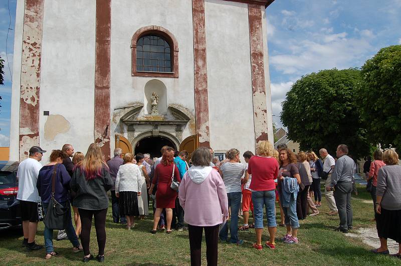 V průběhu koncertu známý houslista Jaroslav Svěcený posluchačům představil patery vzácné housle, ty nejstarší z roku 1848.