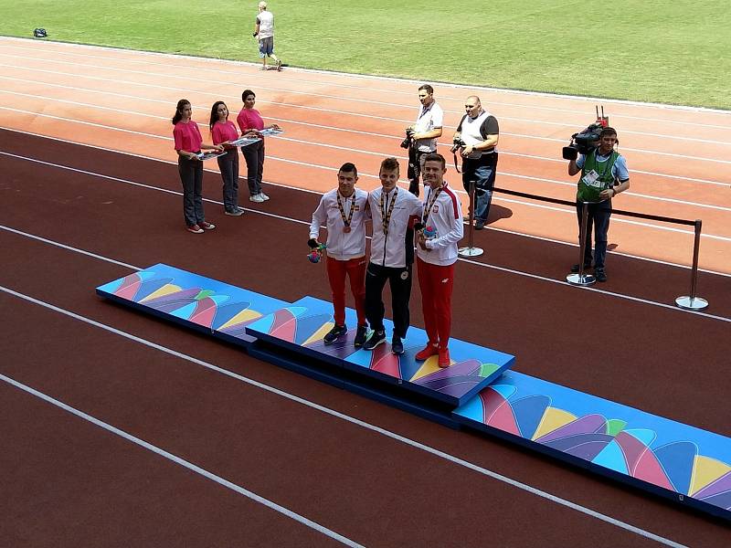 Jakub Davidík (uprostřed), vítěz EYOF Baku 2019.