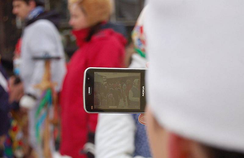 VE STUDÁNCE ŠEL PO LETECH OPĚT PRŮVOD MASEK.  Sešlo se více než sto přítomných.