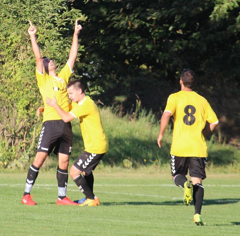 TIP LIGA (řádek č. 5): Sokol Mrákov (v modrém) - Sparta Dlouhý Újezd (ve žlutém) 1:3.