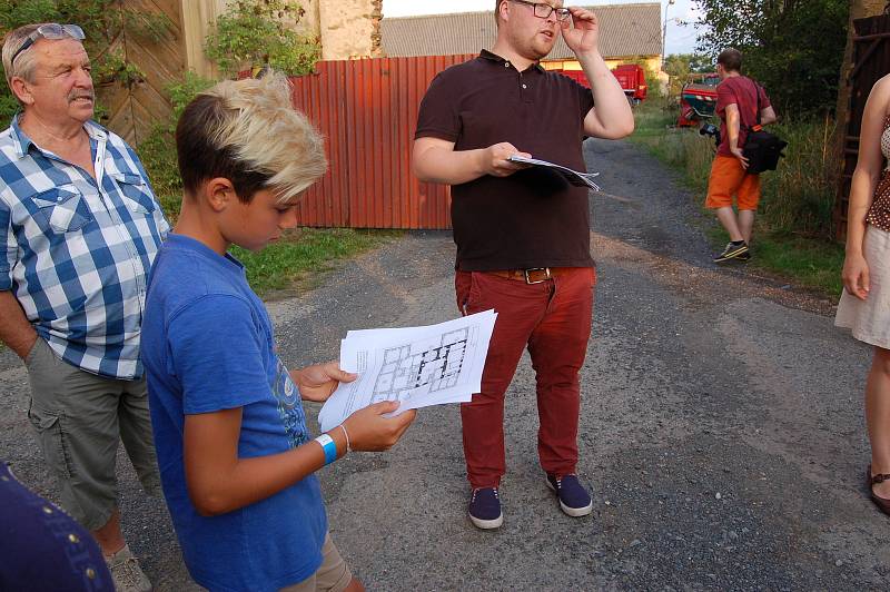 PROHLÍDKA  okolí zámku v Cebivi , interiéry si návštěvníci prohlídli na fotografiích