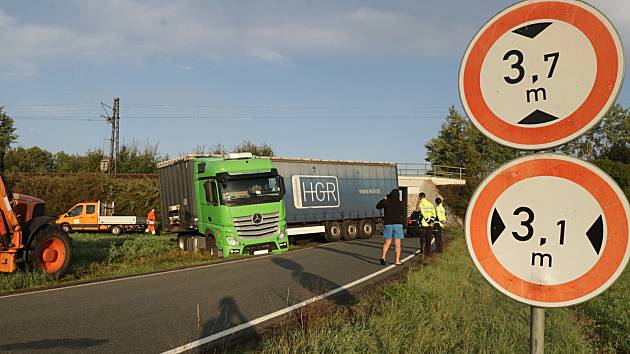 Kamion při otáčení zapadl ve strouze u silnice u Svaté Anny.