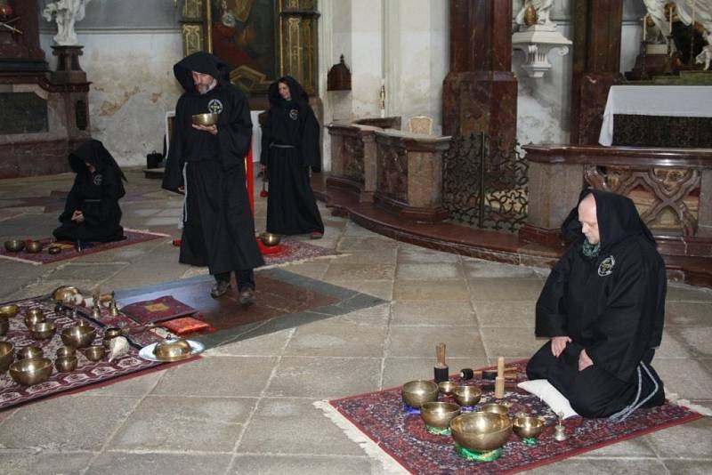 Katedrála v Kladrubech hostila koncert tibetských misek.