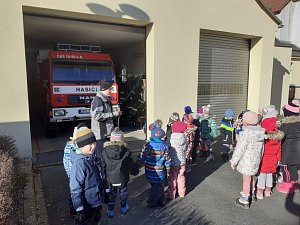Požární zbrojnici i hasičské muzeum navštívily děti z mateřinky a základní školy v Konstantinových Lázních.