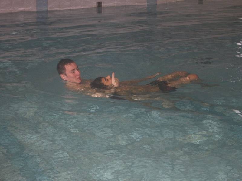 Jednou z dovedností, s nimiž se dětští návštěvníci tachovského bazénu v sobotu seznámili, byla záchrana tonoucího.