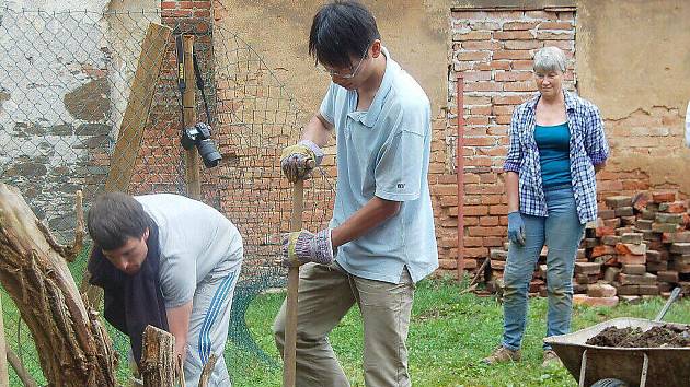 Workcamp s mezinárodní účastí se právě v těchto dnech koná ve Svojšíně