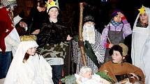 Živý betlém sestavili děti z Boru při příoležitosti rozsvícení vánočního stromu na náměstí.