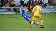 Tatran Chodov (ve žlutém) - TJ Chodský Újezd (v modrém) 2:2 (2:0), PK 3:4.