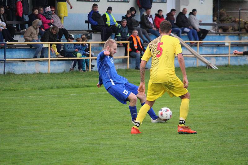 Tatran Chodov (ve žlutém) - TJ Chodský Újezd (v modrém) 2:2 (2:0), PK 3:4.