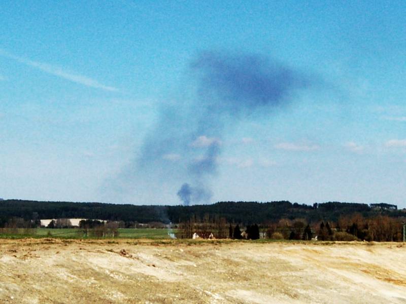 Kouř z hořící skládky viditelný ze vzdálenosti 12 km vzdušnou čarou. 