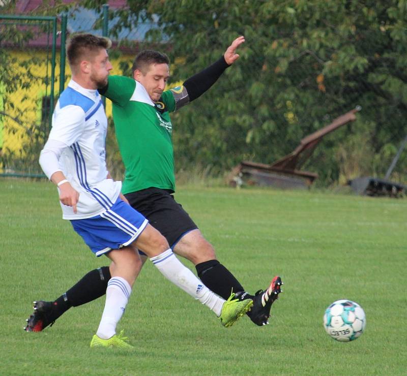 TIP LIGA (řádek č. 1): ZD Meclov (v zeleném) - Baník Stříbro (v bílém) 4:0.