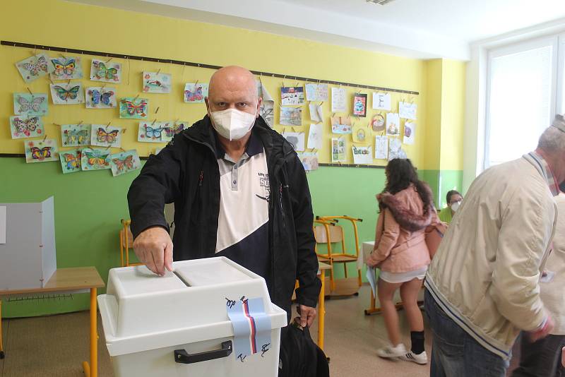 Ve škole v Zárečné ulici jsou volební místnosti pro tři okrsky.