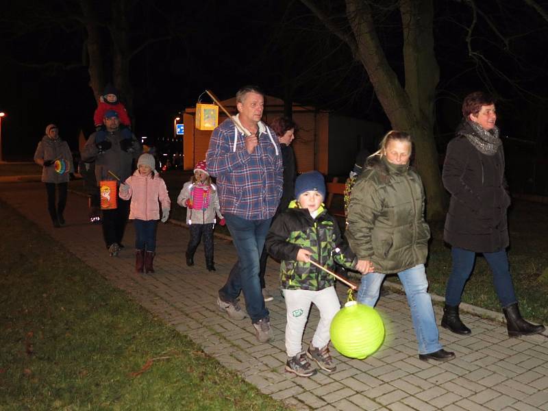 V Černošíně se uskutečnil lampionový průvod.