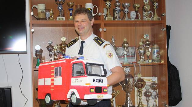 Mezi oceněnými profesionálními hasiči roku získal Jiří Vacek druhé místo. Snímky jsou z vyhlášení ankety Dobrovolný hasič roku, kde Jiří Vacek přebíral cenu za SDH Staré Sedliště, a z otevření přístavby zbrojnice v S. Sedlišti.