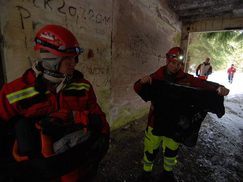 Rozsáhlého pátrání po nezvěstném muži v oblasti Přebuzi v Krušných Horách se minulou sobotu účastnili záchranáři z Černošína.