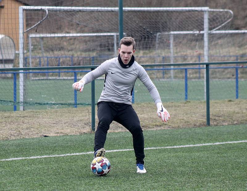 3. kolo Poháru PKFS: TJ Keramika Chlumčany (na snímku fotbalisté v modrých dresech) - FK Tachov 2:3 (2:3).