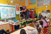 Dětem ze základní školy v Konstant. Lázních vyprávěla o svém cestování po Africe Hana Babáčková.
