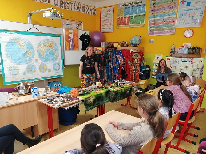 Dětem ze základní školy v Konstant. Lázních vyprávěla o svém cestování po Africe Hana Babáčková.