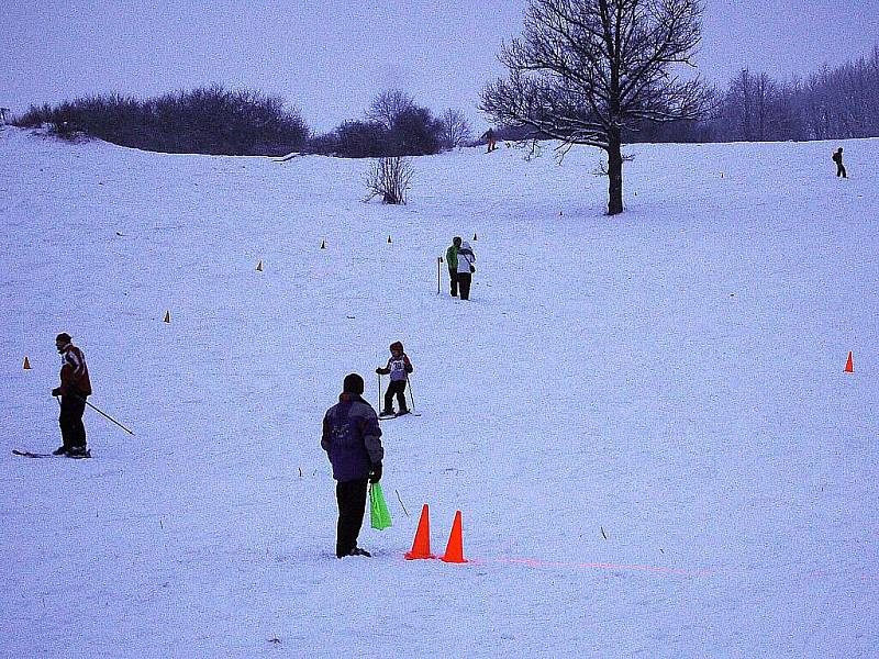 Mladí lyžaři jeli okresní přebor ve sjezdovém lyžování a snowboardingu