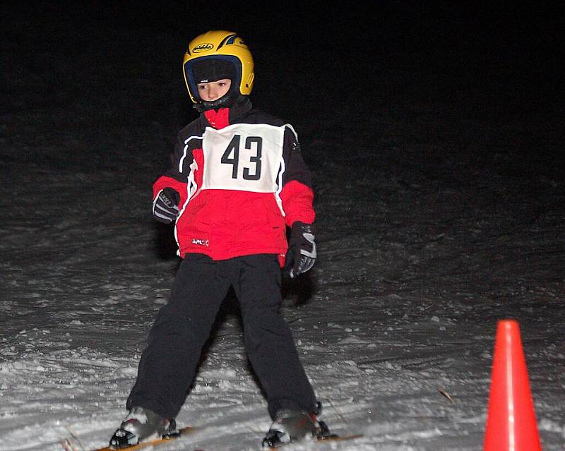 Mladí lyžaři jeli okresní přebor ve sjezdovém lyžování a snowboardingu