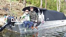 Do rybářských revírů na západě Čech vyráží jedenáctiletý Matěj Houška se svým tátou a bráchou, hledá tam dobrodružství spojené s rybolovem.