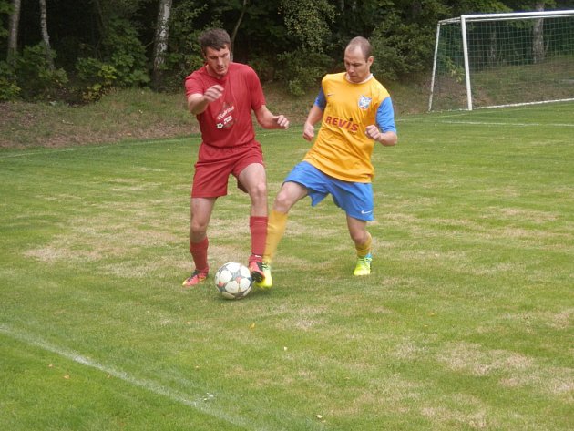 Z utkání Konstantinovy Lázně - Trpísty (lázeňští fotbalisté v červeném).