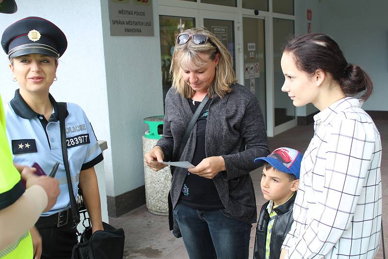 Policisté rozdávali před školou pomněnky